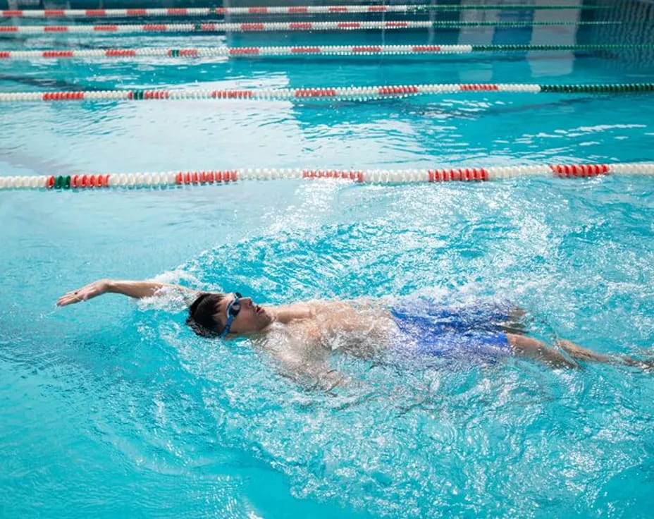 a person swimming in a pool