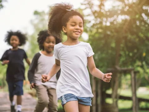 a group of kids running