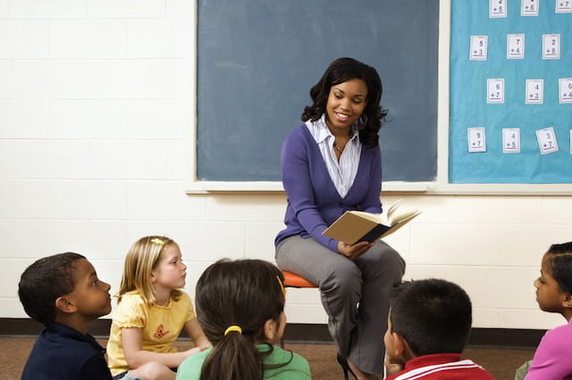 a teacher teaching her students