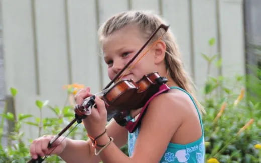 a girl playing a violin