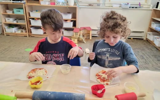 kids eating pizza at table